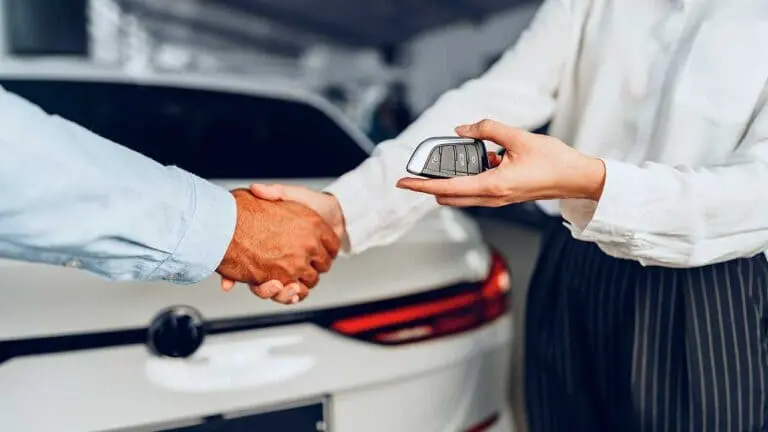 Vender carro para pessoa física exige cuidado com pagamento e transferência