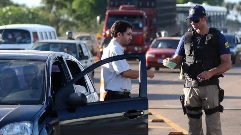 Comprar ou vender carro com multas: o que diz a lei e como fazer