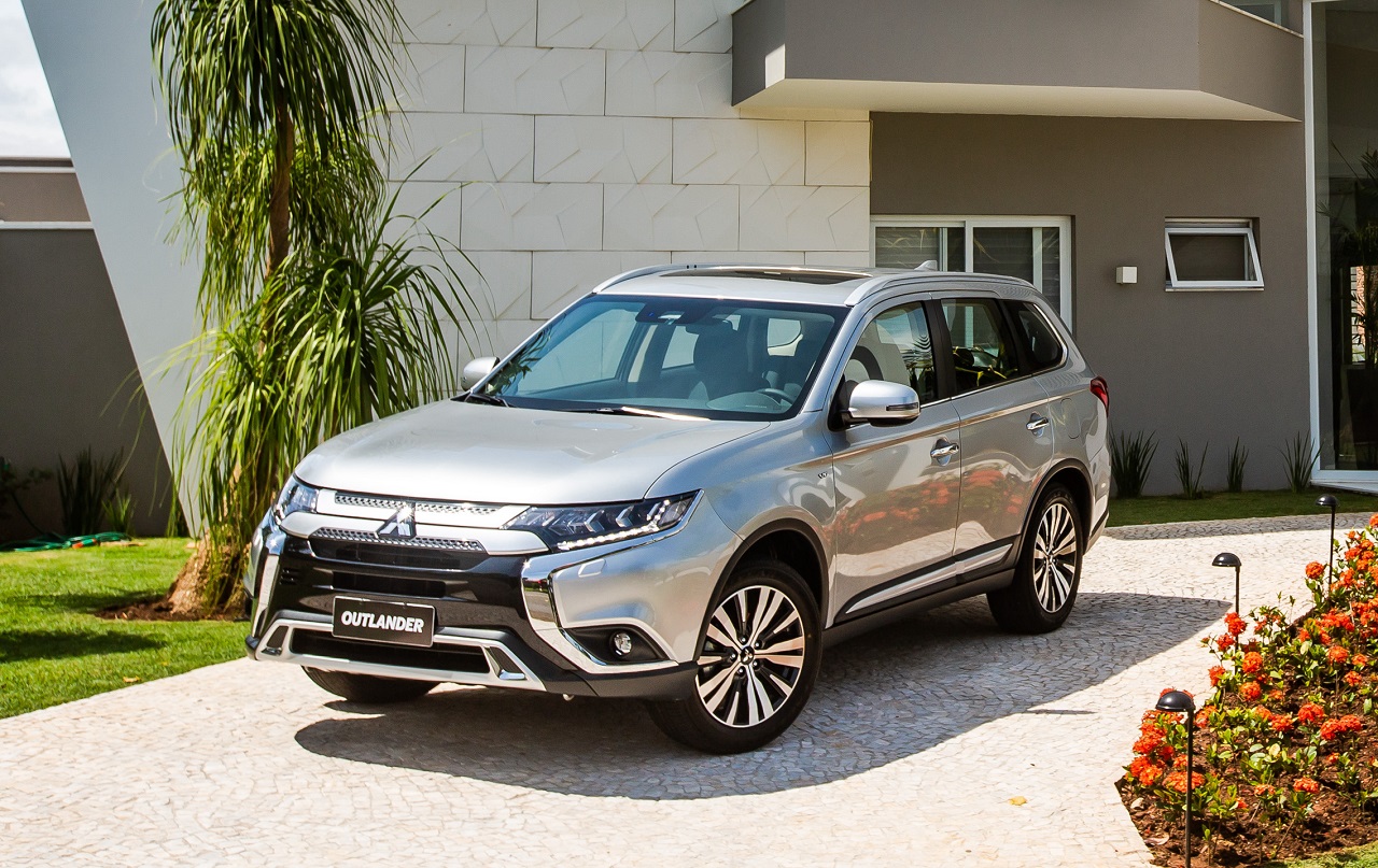 Mitsubishi outlander 2022. Мицубиси Аутлендер 2021. Mitsubishi Outlander Рестайлинг 2021. Митсубиси Аутлендер 2022 3л. Митсубиси Аутлендер 2022 серый.